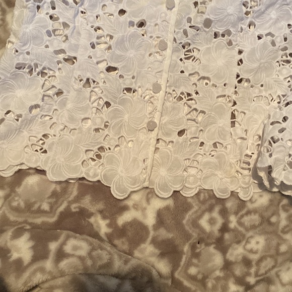 LILLY PULITZER white eyelet blazer.  In great condition size 8 - Picture 4 of 5